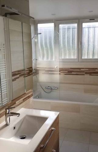 salle de bain rénovée carrelage clair effet bois